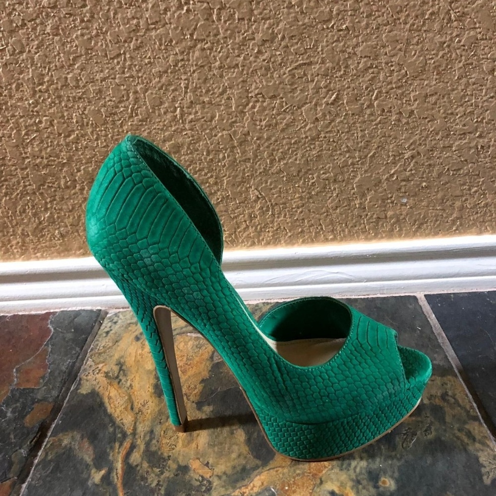 Beautiful green nubuck peep toe heel